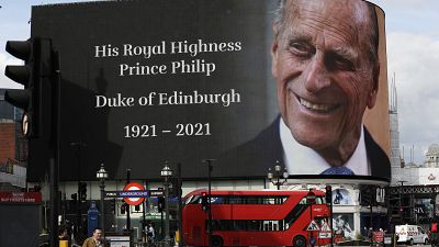 Homenaje al príncipe Felipe en una pantalla en Picadilly Circus, Londres