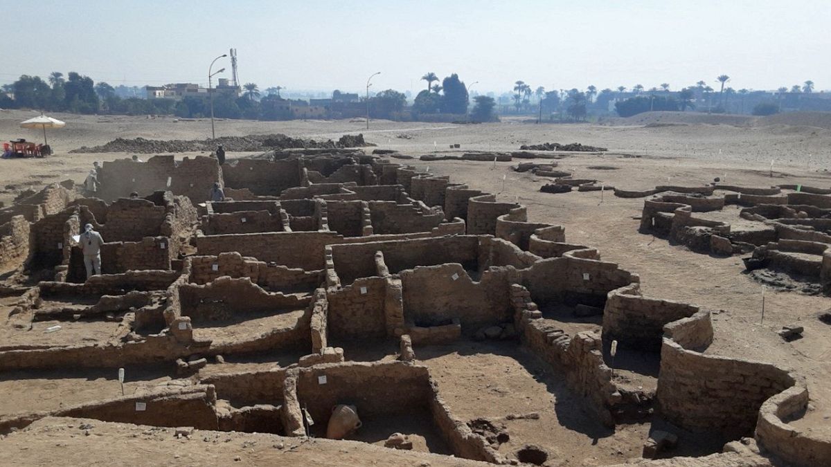 صورة نشرتها وزارة الآثار المصرية في 8 أبريل 2021 لبقايا مدينة تعود لعهد أمنحتب الثالث، اكتشفتها البعثة المصرية بالقرب من الأقصر.