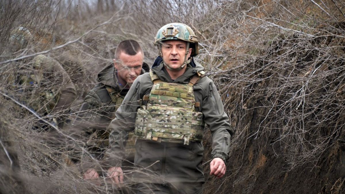 il presidente ucraino Volodymyr Zelenskyy sulla linea del fronte in Donbass