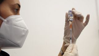 ممرضة تحضر جرعة من لقاح سبوتنيك-في الروسي