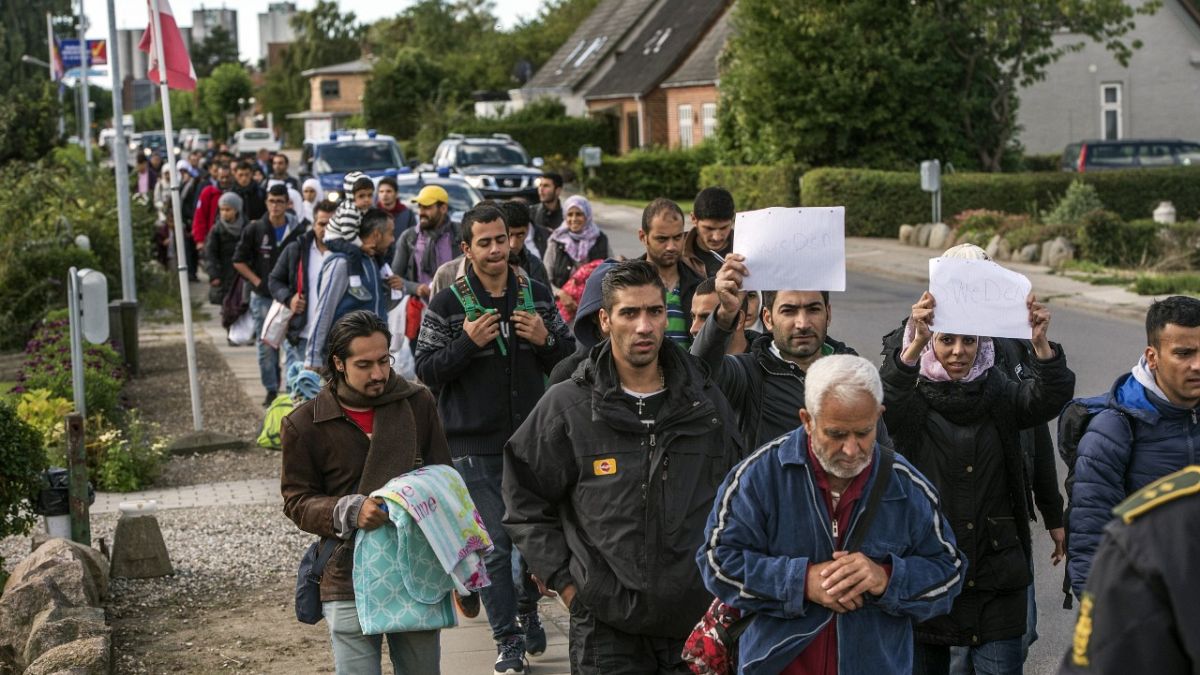  صورة أرشيفية للاجئين يتجهون من جنوب الدنمارك إلى السويد بعد أن وصلوا من ألمانيا، 7 سبتمبر 2015