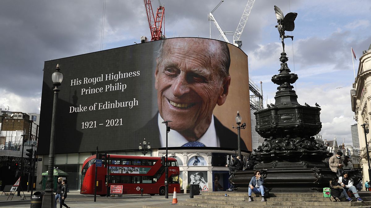 Un omaggio al principe Filippo su uno schermo a Piccadilly Circus, Londra