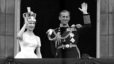 Rainha Isabel II e o consorte Duque de Edimburgo no dia da coroação, em 1953