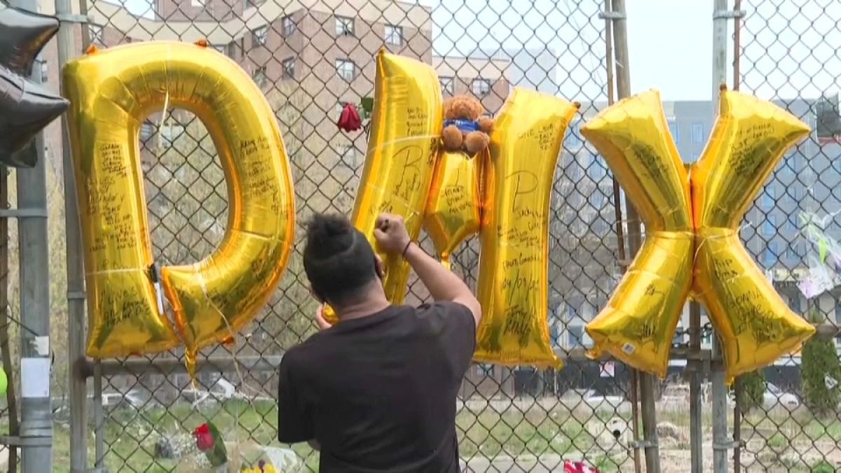 Fans pay tribute to deceased rapper DMX