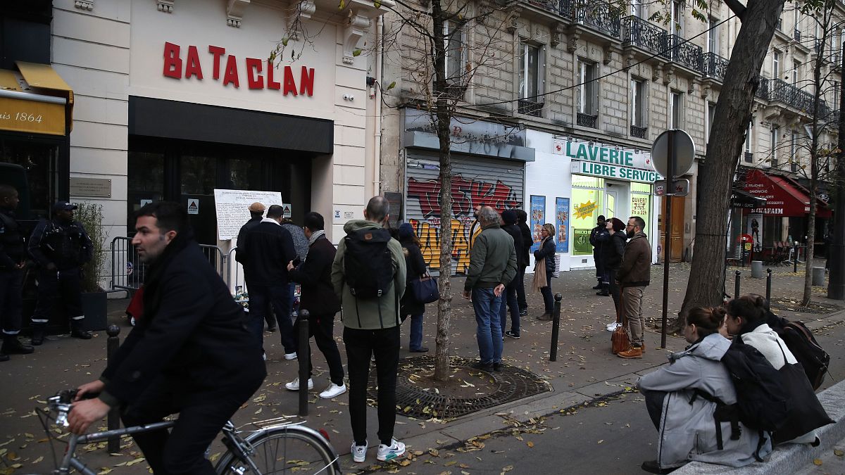 أمام مدخل باتاكلان بعد حفل إحياء للذكرى الثالثة لهجمات باريس في نوفمبر 2015 التي قُتل فيها 130 شخصاً