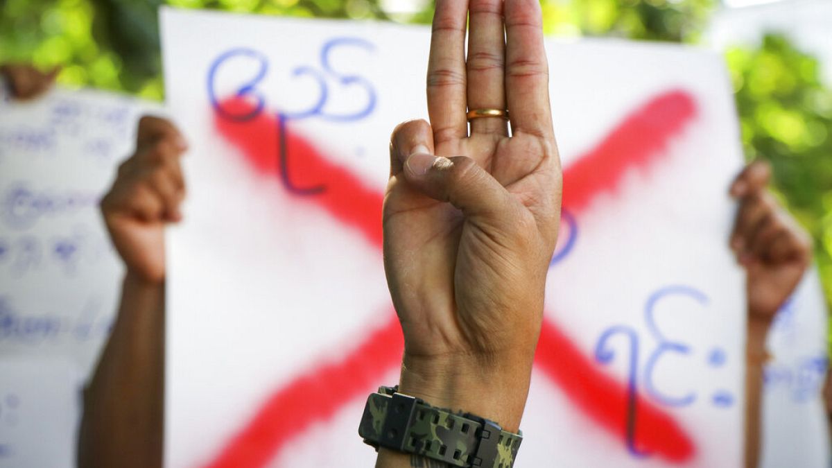 Maynmar'da sivil halkın yaptığı 3 parmaklı barış işareti demokrasi yanlısı gösterilerin sembolü oldu.