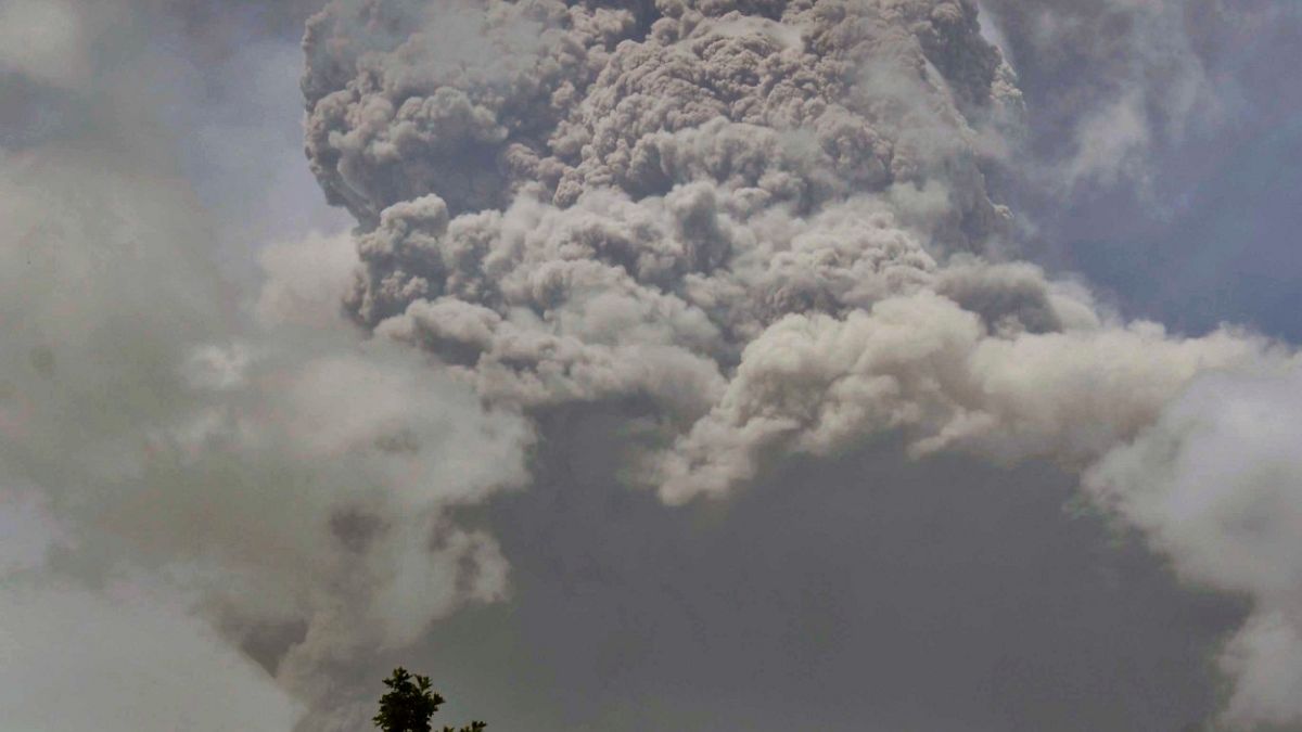 أدى ثوران البركان إلى تصاعد أعمدة من الدخان والرماد بلغ ارتفاعها 15 كيلومتراً 
