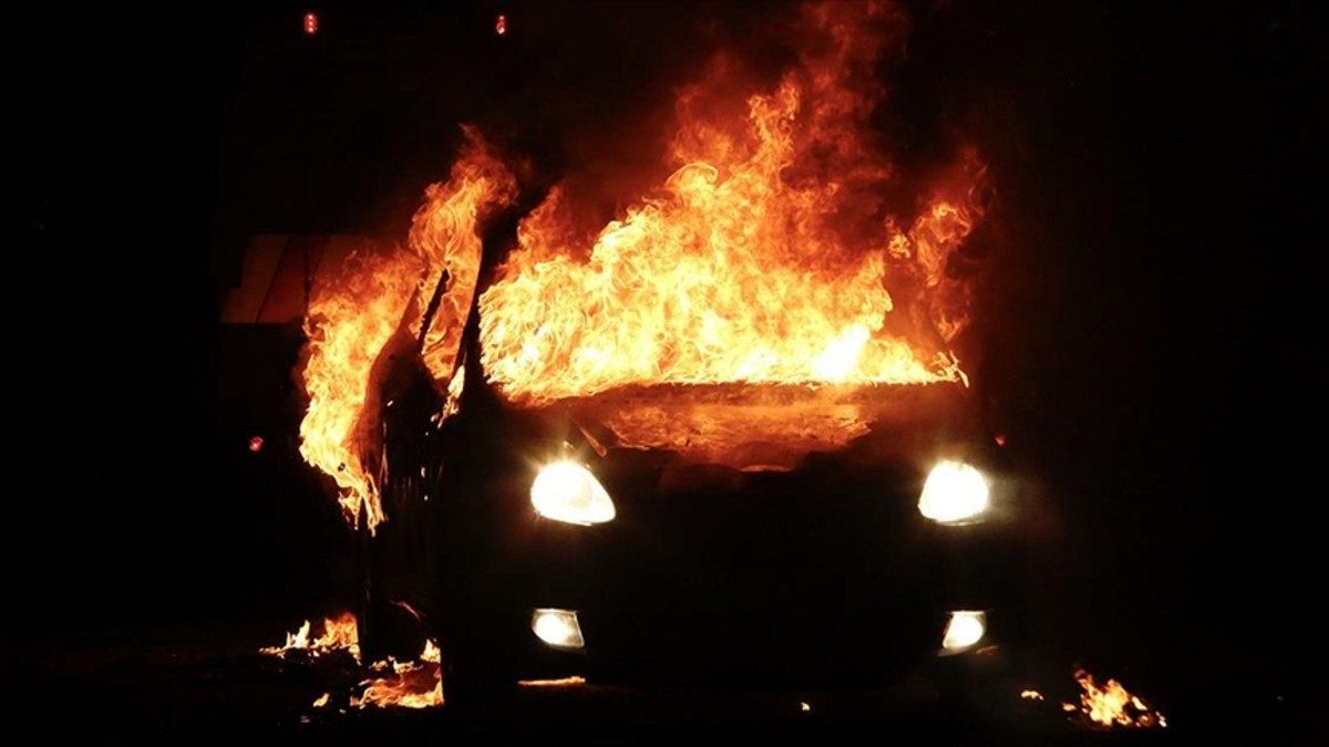 Kuzey İrlanda'da çıkan şiddet olaylarında bir araç ateşe verildi.