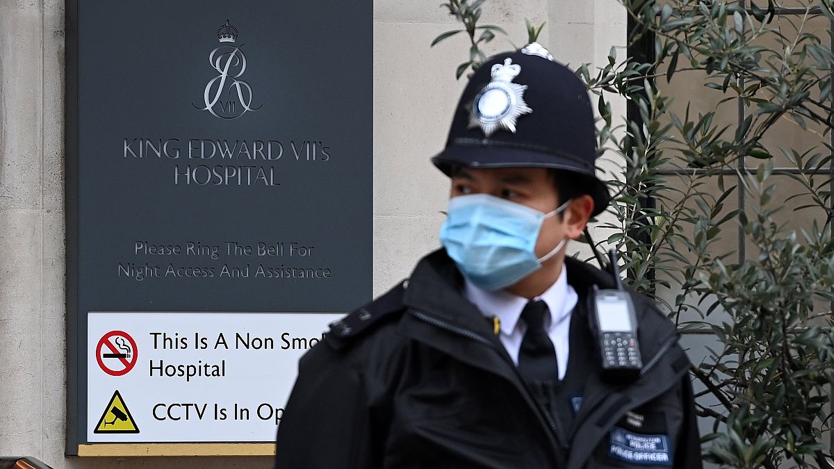 Rendőr egy londoni kórház előtt