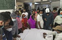 Hindistan'ın Prayagraj kentinde Covid-19 aşısı olmak için kaydolmayı bekleyen vatandaşlar