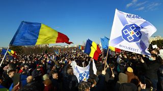 A szigorítások ellen tüntetnek a román parlament bukaresti épülete előtt 2021. március 7-én
