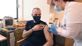 Kiss Róbert rendőr alezredes megkapja a koronavírus elleni oltást 