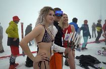Shorts et bikinis sur la neige de Sotchi en Russie