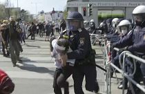 Un policía en Viena (Austria) detiene a un manifestante durante los violentos enfrentamientos de este sábado, 10 de abril de 2021.