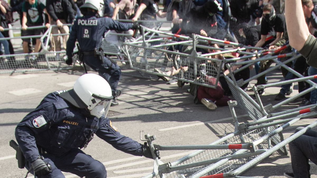 Разгон акции протеста в Вене 10 апреля 2021