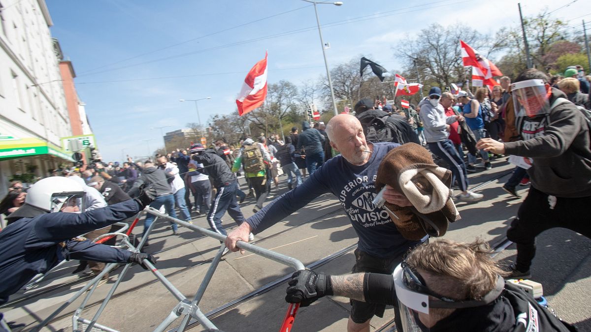 Auseinandersetzungen zwischen Demonstranten und der Polizei in Wien