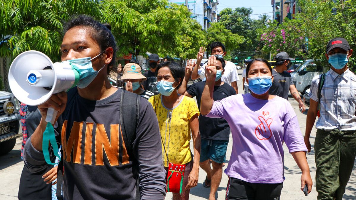 Tüntetők Mianmarban
