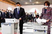 Kırgızistan Cumhurbaşkanı Sadır Caparov ve eşi referandumda oy kullanırken.