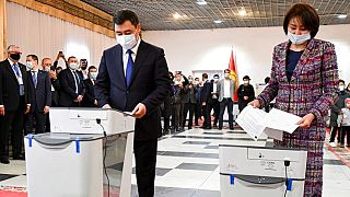 Kırgızistan Cumhurbaşkanı Sadır Caparov ve eşi referandumda oy kullanırken.