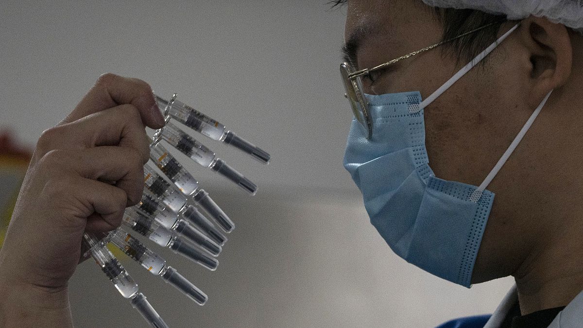 Sinovac-vakcinákat vizsgál egy dolgozó Pekingben 2020. szeptember 24-én