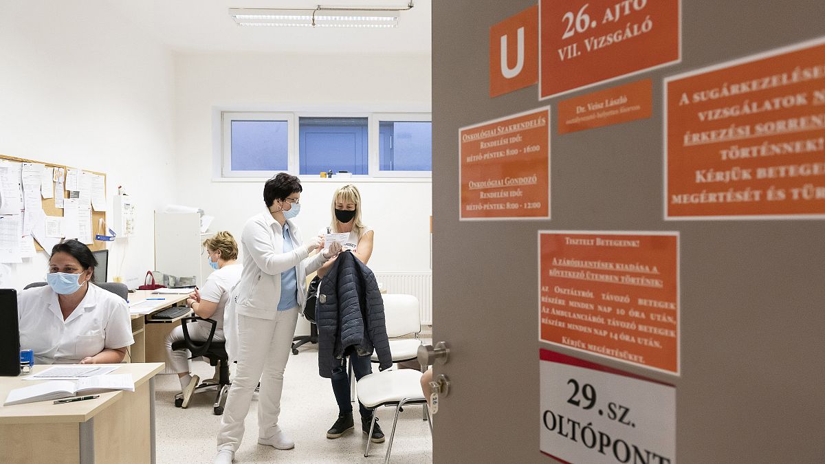 Egy nőt tájékoztatnak a következő oltás időpontjáról, miután beoltották  a Jósa András Oktatókórházban kialakított oltóponton 2021. április 10-én.