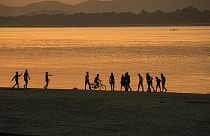 Brahmaputra Nehri kenarında oyun oynayan Hindistanlı gençler