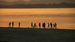 Brahmaputra Nehri kenarında oyun oynayan Hindistanlı gençler
