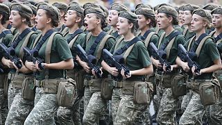 Ukrayna ordusuna mensup kadın askerler geçit töreninde yürürken Ukrayna ordusuna mensup kadın askerler geçit töreninde yürürken