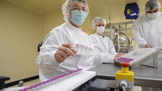  تعبئة لقاحات فايزر في مصنع دلفارم بفرنسا لتسريع تطعيم الفرنسيين