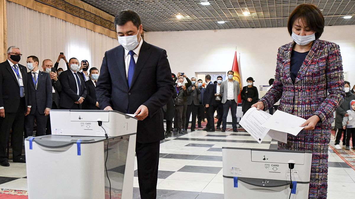 Садыр Жапаров голосует на референдуме о принятии новой Конституции