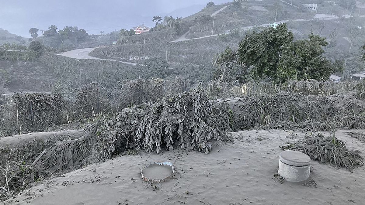 Karayipler'de yanardağ 40 yıl sonra patladı, adaya kül yağdı
