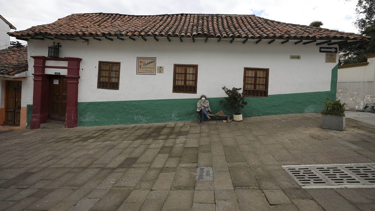 Una mujer con mascarilla en el exterior de su casa en Bogotá, Colombia, el 10 de abril de 2021