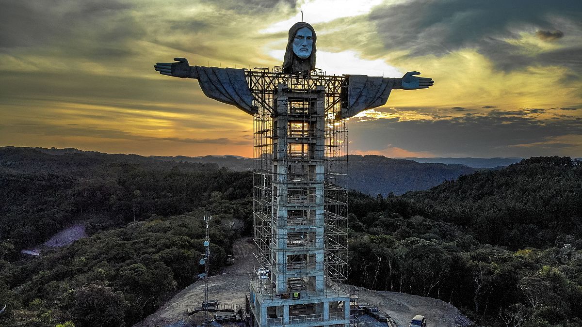 تمثال المسيح أثناء بنائه في إنكانتادو، ولاية ريو غراندي دو سول، البرازيل
