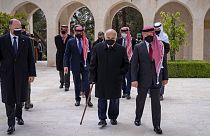 حضور ملک عبدالله دوم به همراه شاهزاده حمزه بن حسین و حسن بن طلال در آرامگاه پادشاه سابق اردن