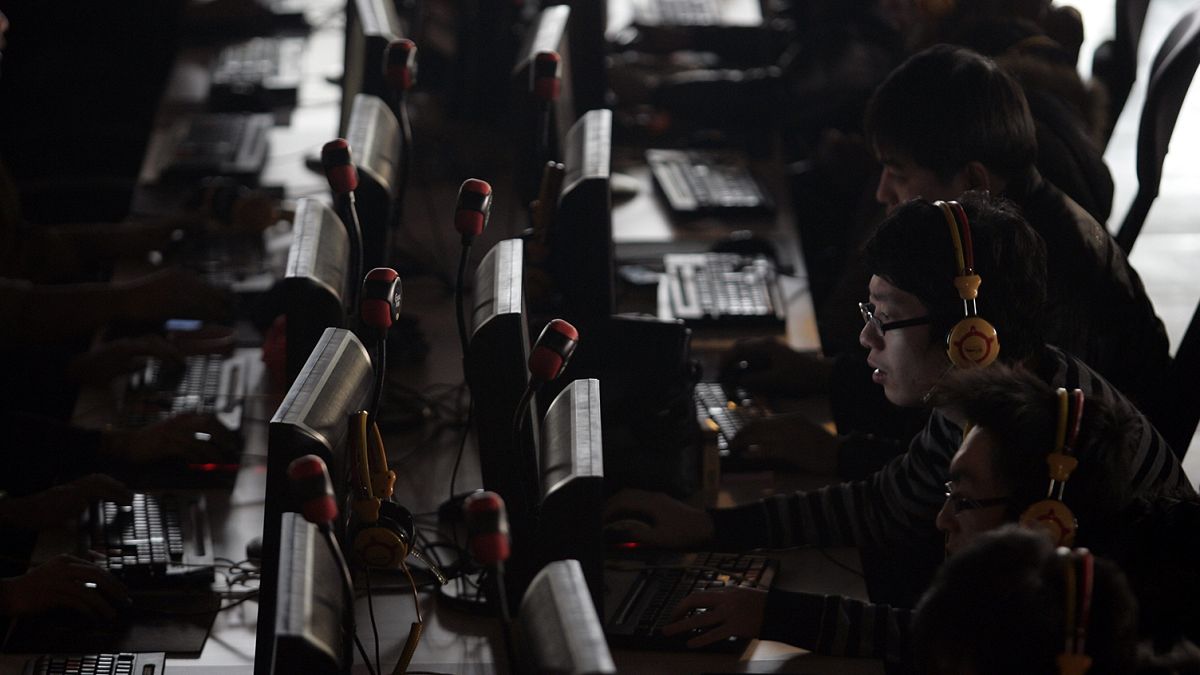 Çin'de bir internet kafede bilgisayar kullanan vatandaşlar