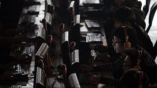 Çin'de bir internet kafede bilgisayar kullanan vatandaşlar