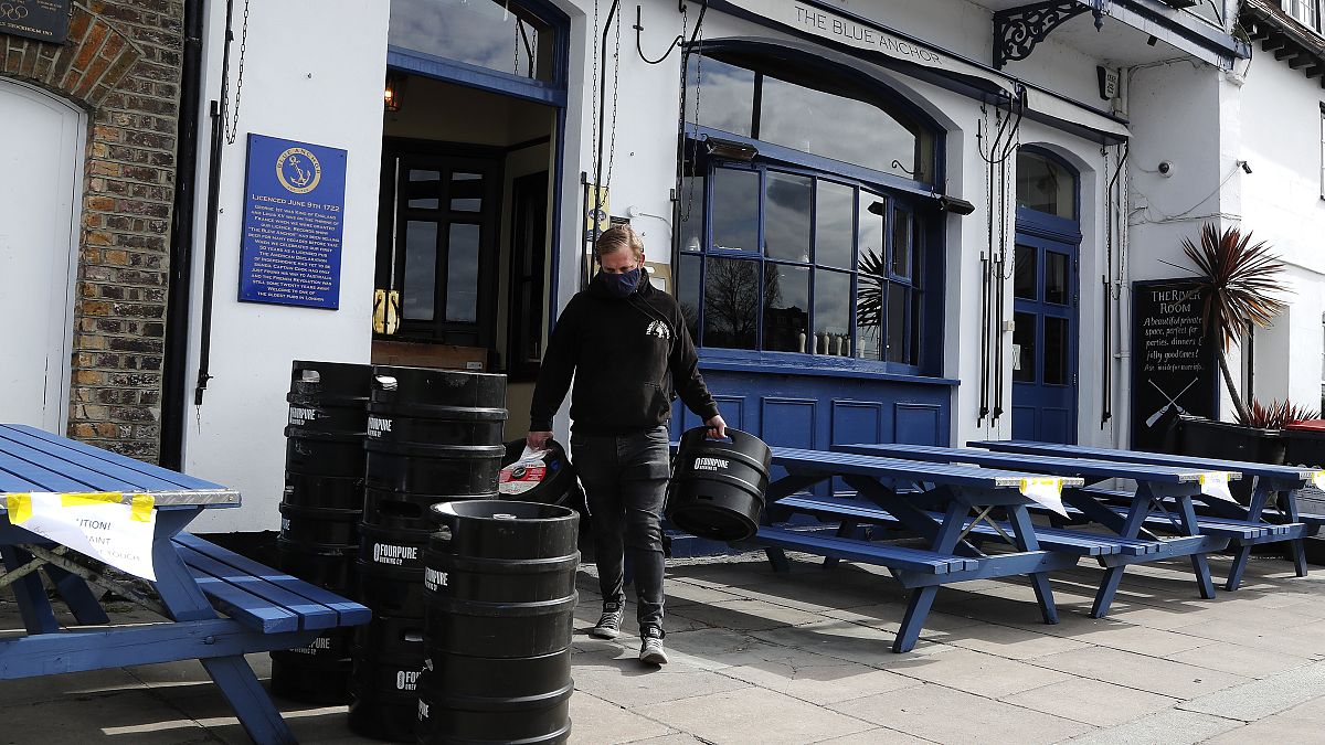 Preparativos en la terraza de un bar de Londres tras relajarse las medidas sanitarias