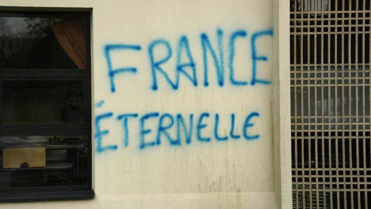  شعارات مناهضة للإسلام على جدران مسجد غرب فرنسا