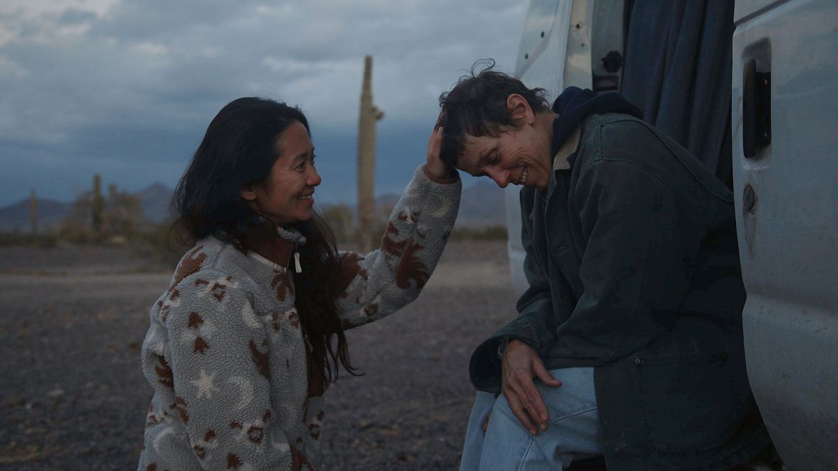 Regisseurin Chloé Zhao und Schauspielerin Frances McDormand am Set von "Nomadland"