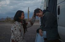 Regisseurin Chloé Zhao und Schauspielerin Frances McDormand am Set von "Nomadland"