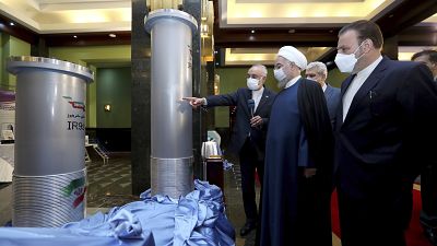 الرئيس الإيراني حسن روحاني يستمع إلى رئيس منظمة الطاقة الذرية الإيرانية علي أكبر صالحي أثناء زيارته لمعرض إنجازات إيران النووية الجديدة في طهران- إيران.