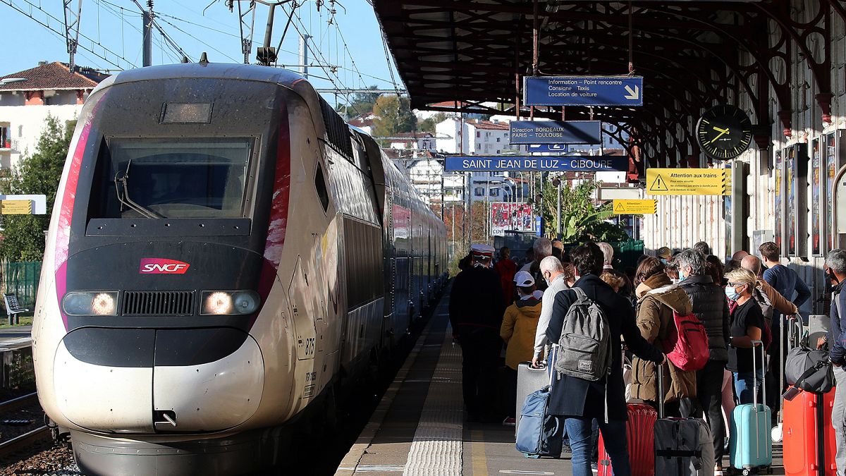 Paris'teki Saint Jean de Luz garında yolcu almak için bekleyen bir hızlı tren