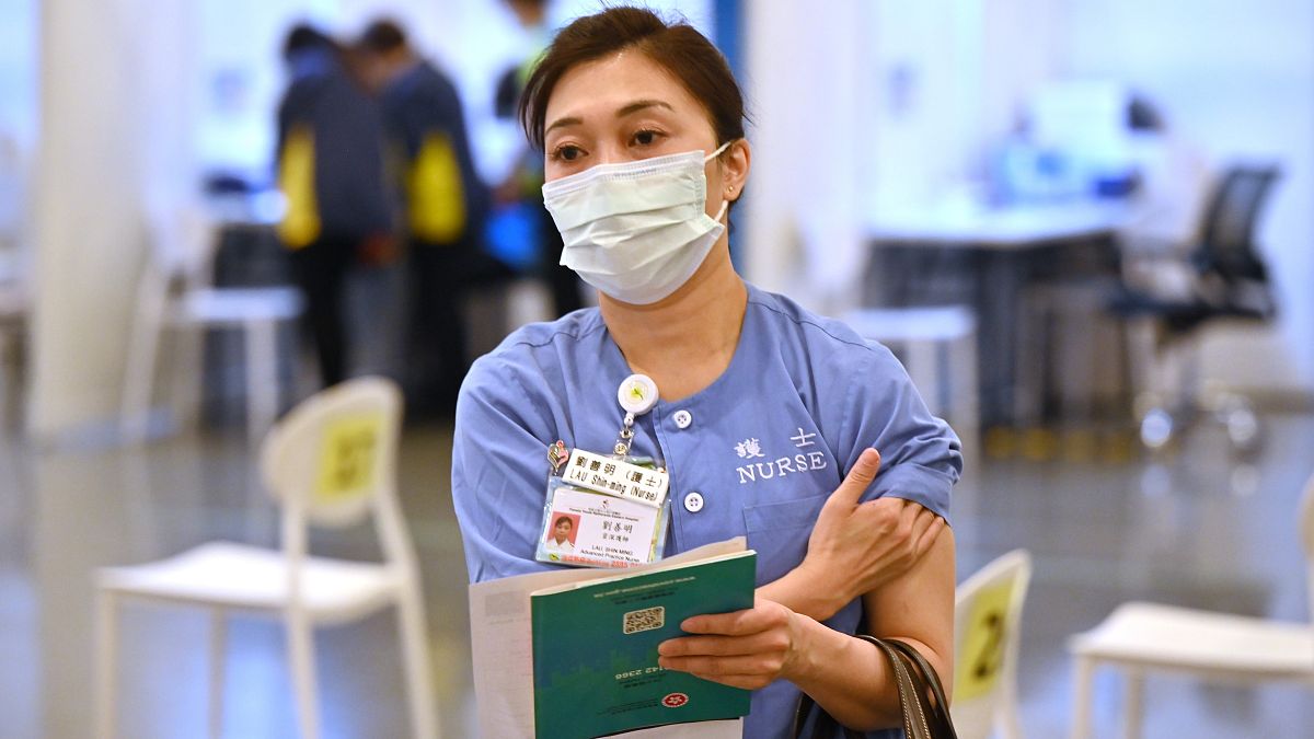 Egészségügyi dolgozók beoltása Hongkongban - MTI