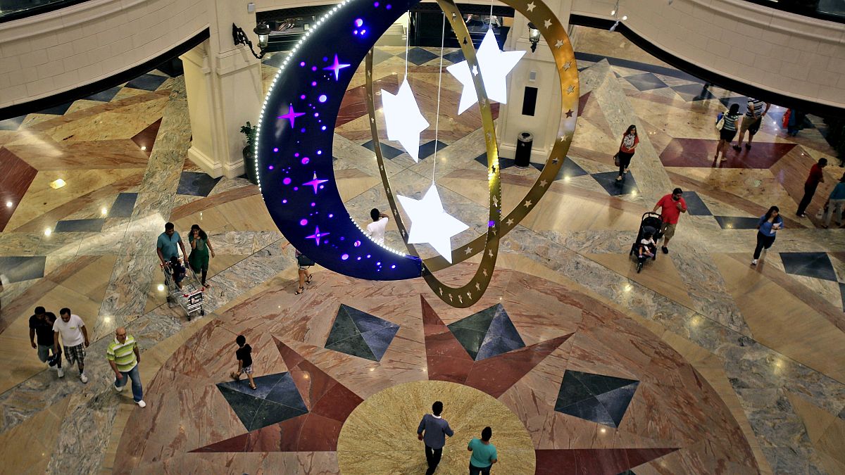 مركز تسوق مزين بزخارف رمضانية في دبي- الإمارات العربية المتحدة.