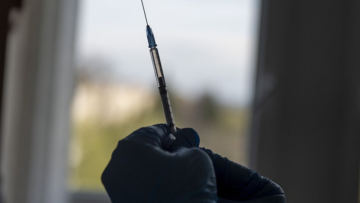 Védőoltás előkészítése a hatvani Albert Schweitzer Kórház-Rendelőintézet oltópontján - MTI