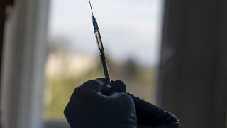 Védőoltás előkészítése a hatvani Albert Schweitzer Kórház-Rendelőintézet oltópontján - MTI