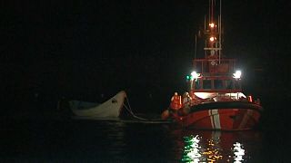Береговая охрана Испании буксирует лодку мигрантов