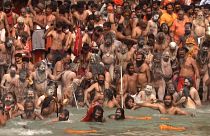 Hindistan'da yüz binlerce kişi Kumbh Mela Festivali için Ganj Nehri'nde