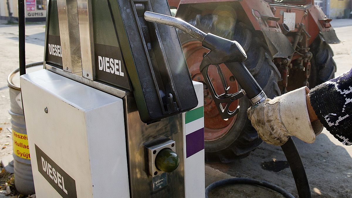 Tankolás egy benzinkútnál Tahitótfaluban - MTI