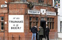 Covid-19 : les Anglais retrouvent le goût de la bière au pub